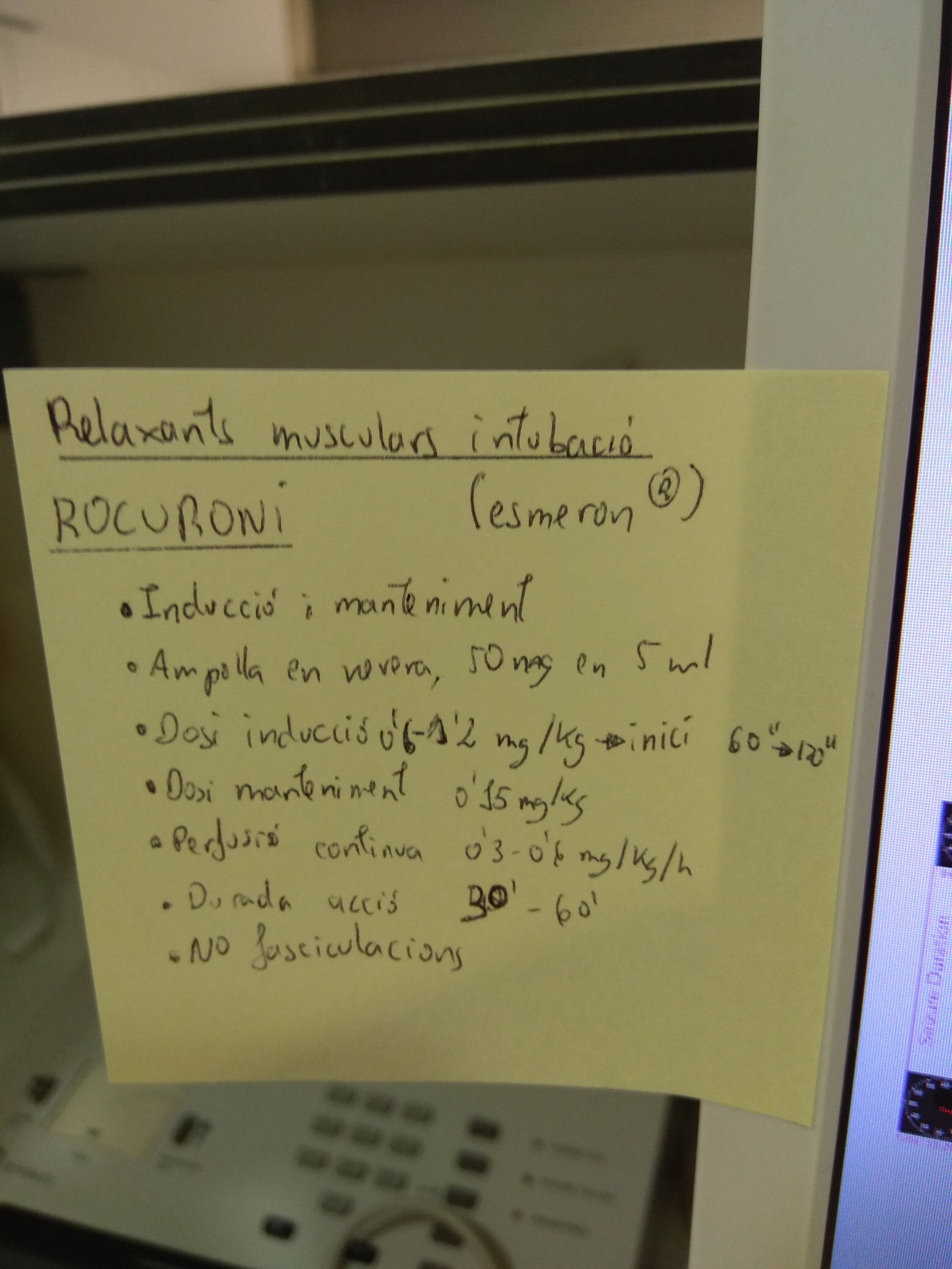 Post-It Pearl Relaxants musculars intubació
ATRACURI (Tracrium®)
- Manteniment de la relaxació
- Ampolla en nevera, 50 mg en 5 ml (10 mg/ml)
- Bolus manteniment 0,1 - 0,2  mg/kg
- Perfusió continua 0,3 - 0,7 mg/kg-h
- Durada acció 15 - 40 minuts